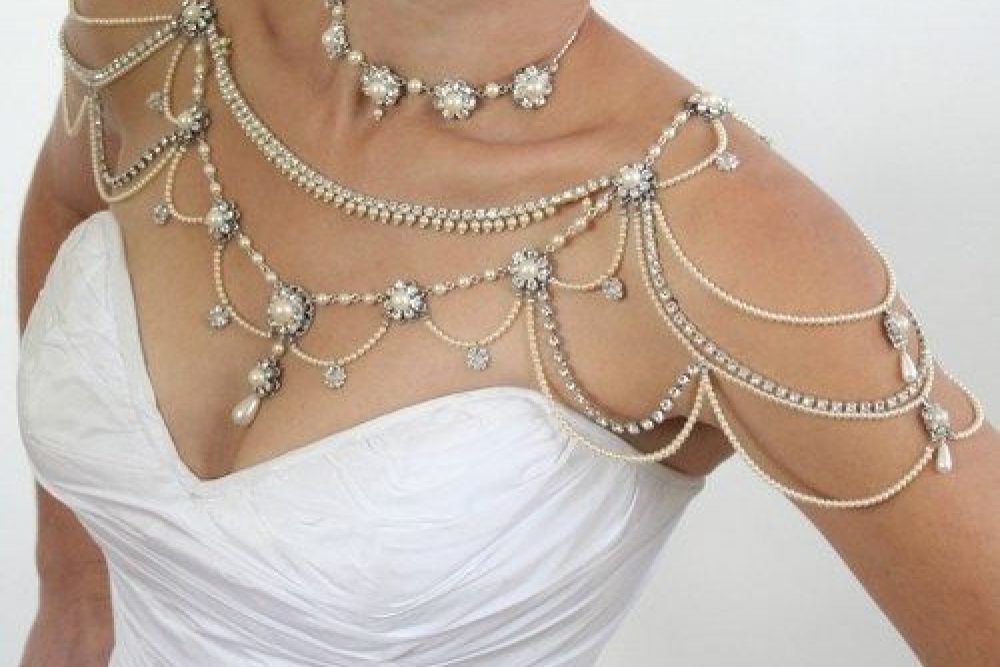 10 Shoulder Accessories for Strapless Dresses